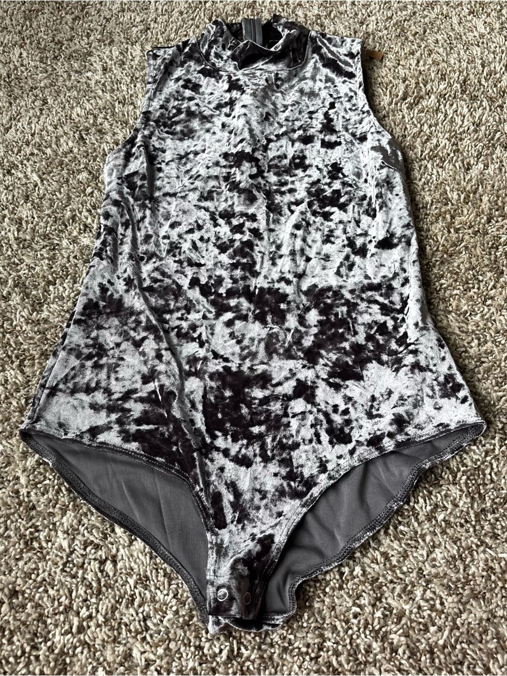 Harlowe & Graham Plush Velvet Top in Shimmering Silver-Gray one top zipper sz M